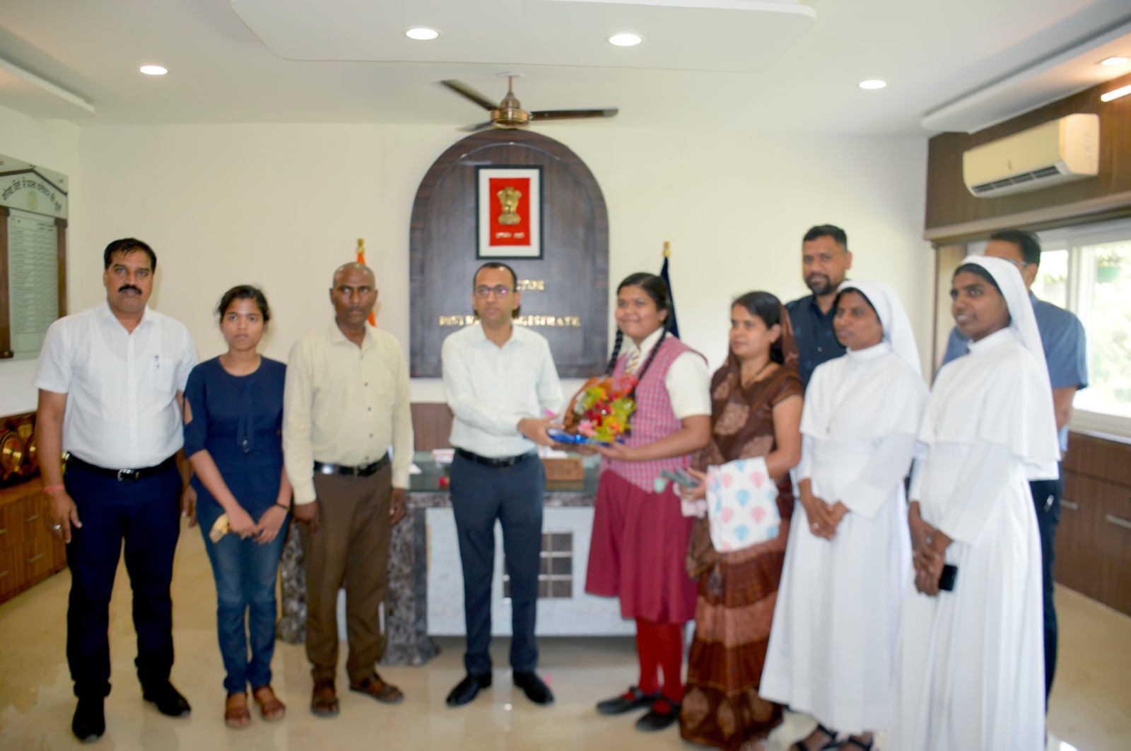 जिले के मेधावी विद्यार्थियों का सम्मान, कलेक्टर श्री अजीत वसंत ने किया सम्मानित, दिए टैबलेट