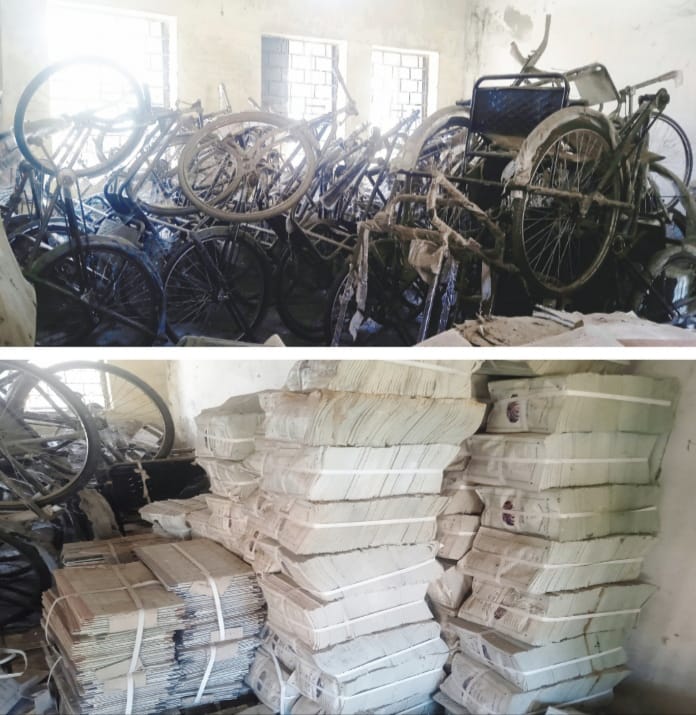 कटघोरा जनपद कार्यालय में कबाड़ में तब्दील हो रही ट्राई साइकिलें, भटक रहे दिव्यांग, जिम्मेदारों का कहना- बैटरी चलित ट्राई साइकिल की वजह से हाथ चलित ट्राई साइकिल की मांग नही