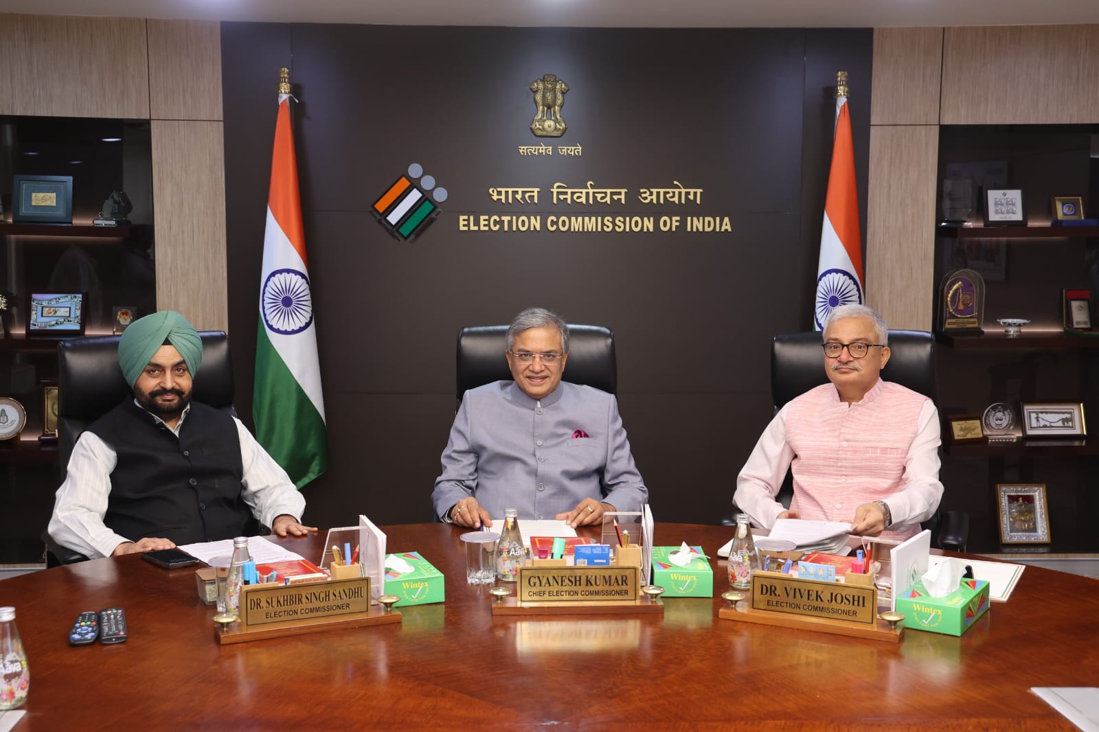 मुख्य निर्वाचन आयुक्त श्री ज्ञानेश कुमार तथा निर्वाचन आयुक्त डॉ. सुखबीर सिंह संधू एवं डॉ. विवेक जोशी ने आज निर्वाचन सदन में&nbsp; कम्युनिस्ट पार्टी ऑफ इंडिया (मार्क्सवादी) के महासचिव श्री एम. ए. बेबी के नेतृत्व में आए प्रतिनिधिमंडल से की मुलाकात