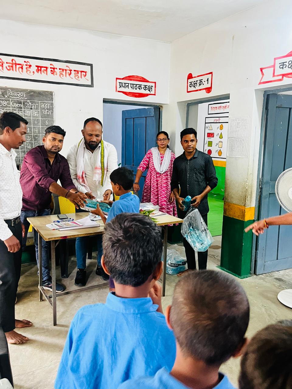 घनाकछार स्कूल में प्रवेश उत्सव…बच्चों को आरके ग्रुप ने बांटी गई कॉपी, पेन व किताब