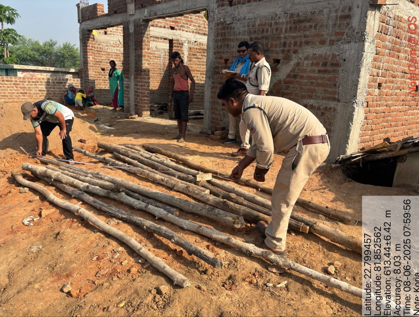 वन विभाग की कार्रवाई, छापा मारकर बड़ी मात्रा में पकड़ी अवैध सागौन की लकड़ी