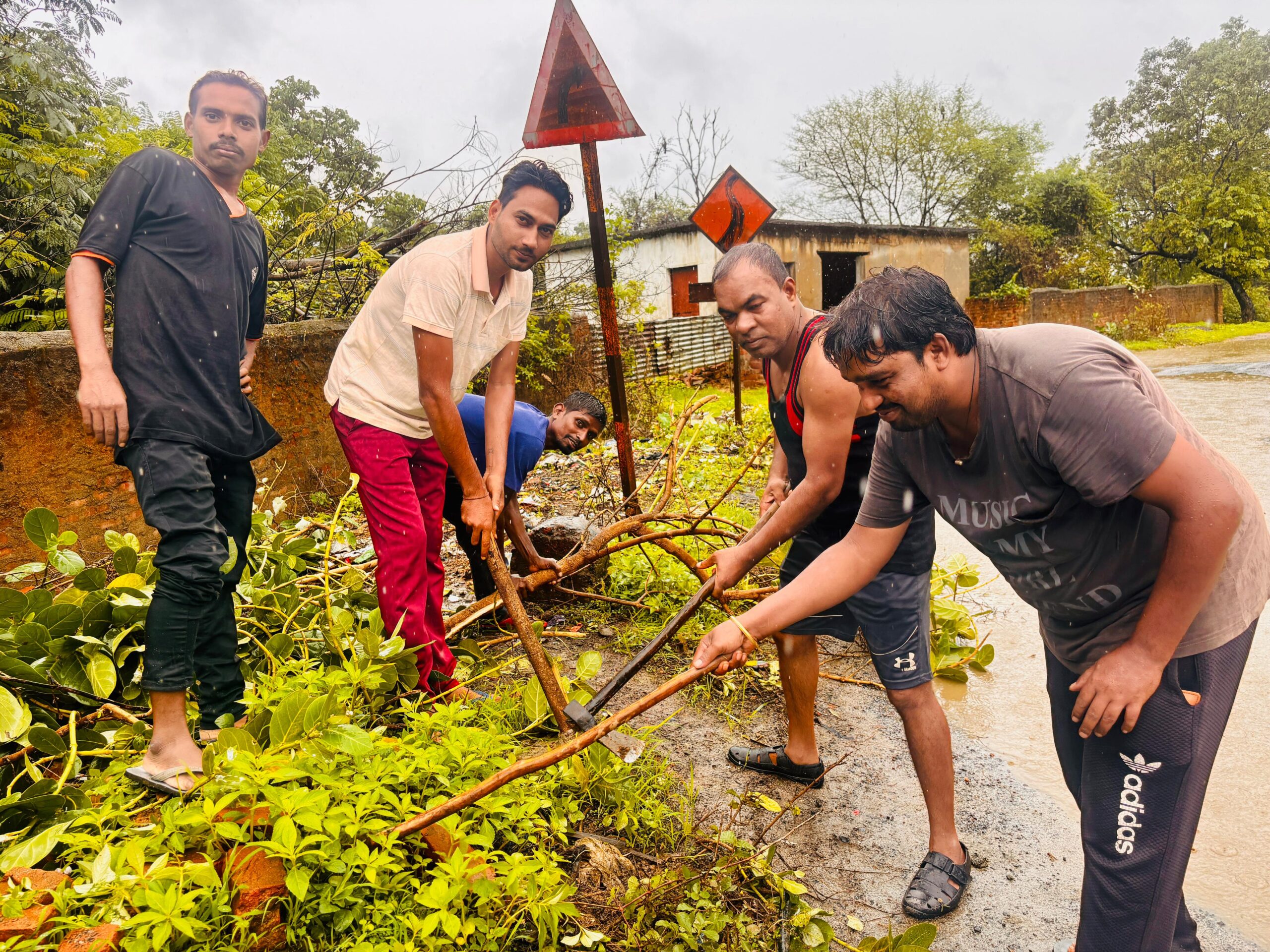 आदर्श ग्राम पंचायत छिंदपुर में सड़क का किया गया साफ़ सफाई
