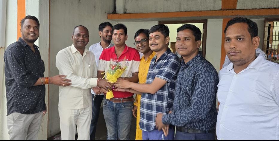 कटघोरा विधायक प्रेमचंद पटेल व पूर्व विधायक कटघोरा पुरषोत्तम कंवर ने हरदीबाजार से अमरनाथ यात्रियों के पहले जत्था को किये रवाना