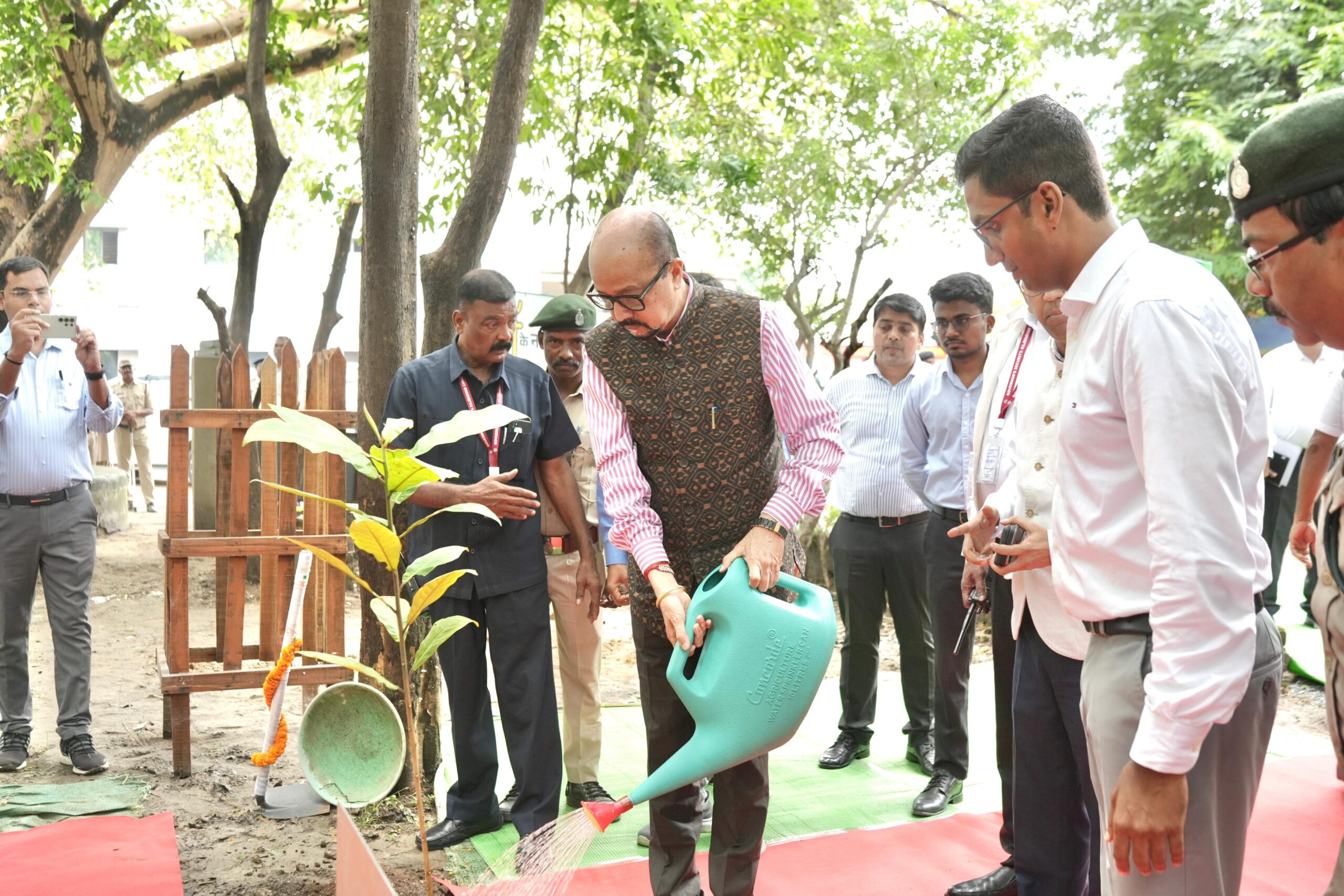 राज्यपाल श्री रमेन डेका ने ‘एक पेड़ माँ के नाम’ अभियान के तहत किया पौधारोपण, पर्यावरण संरक्षण का दिया संदेश । जिला पंचायत परिसर में रोपित किए बादाम के पौधे