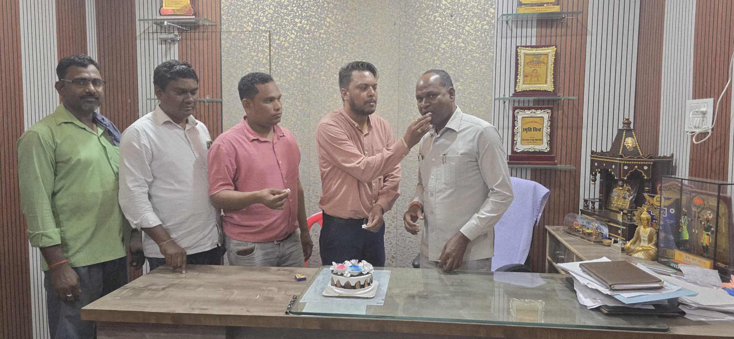 युवा भाजपा नेता श्रवण यादव का जन्मदिन कटघोरा विधायक कार्यालय में विधायक प्रेमचंद पटेल ने केक काटकर अपने कार्यकर्ता का जन्मदिन धूमधाम से मनाया गया