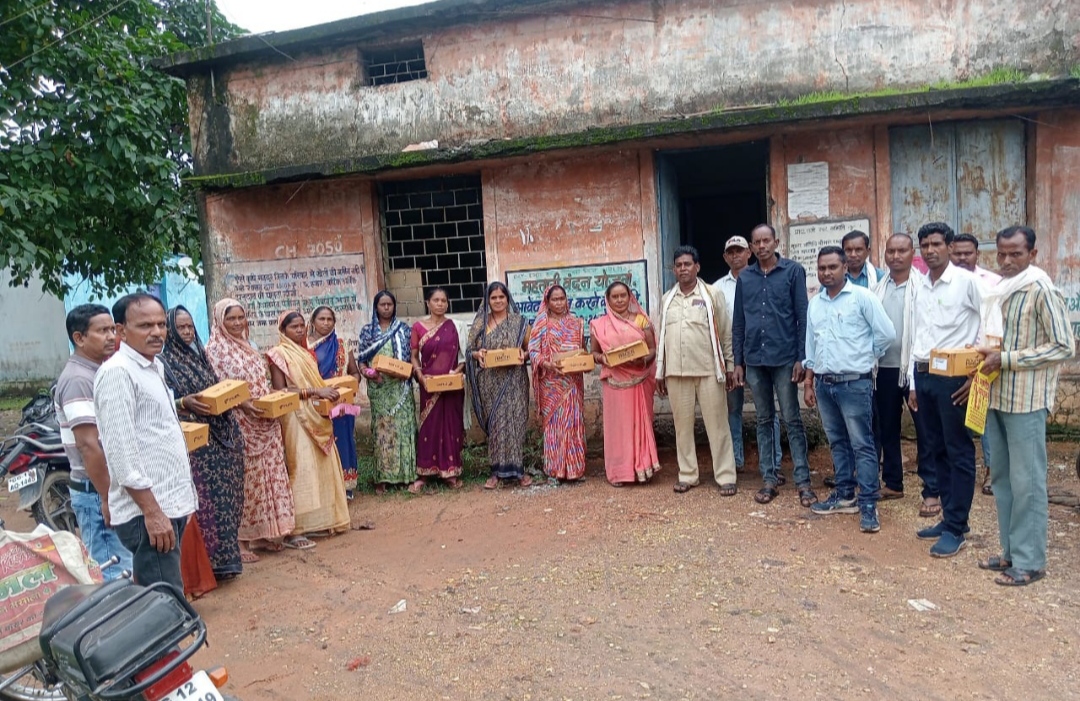 ग्राम नुनेरा में तेंदूपत्ता संग्राहकों को “चरण पादुका योजना” अंतर्गत किया गया पादुका वितरण