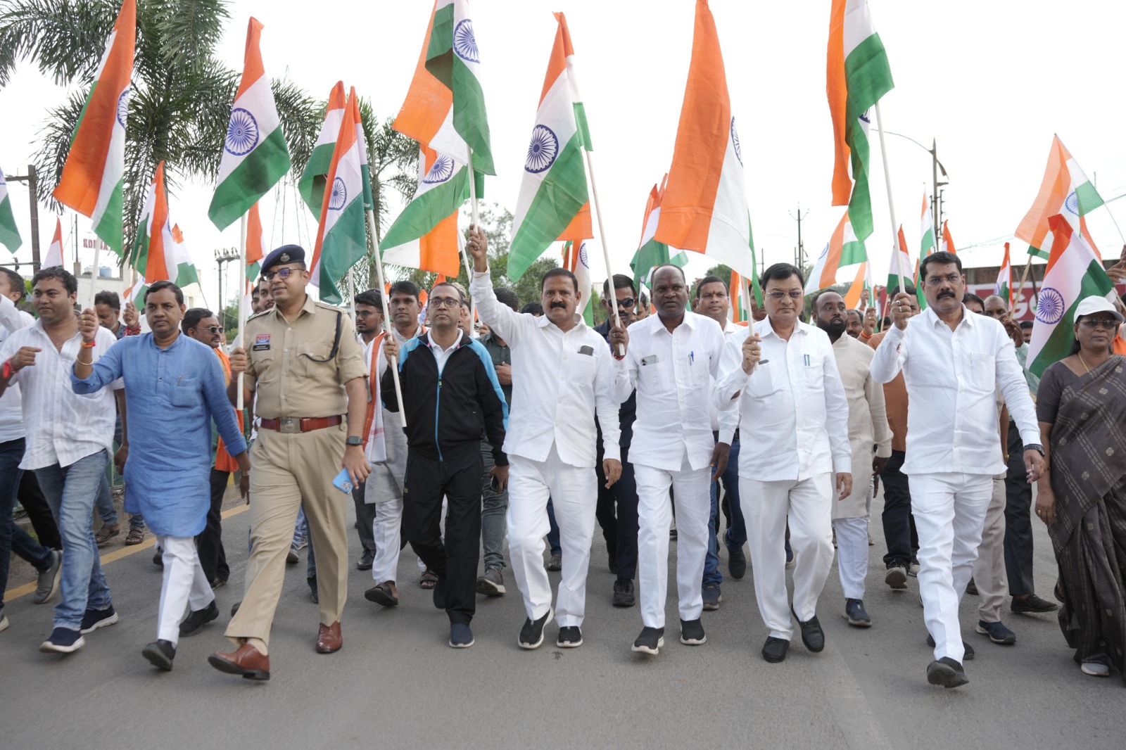 हर घर तिरंगा अभियान के तहत नगर में तिरंगा यात्रा का हुआ आयोजन। कैबिनेट मंत्री श्री देवांगन ने हरी झंडी दिखाकर तिरंगा यात्रा को किया रवाना