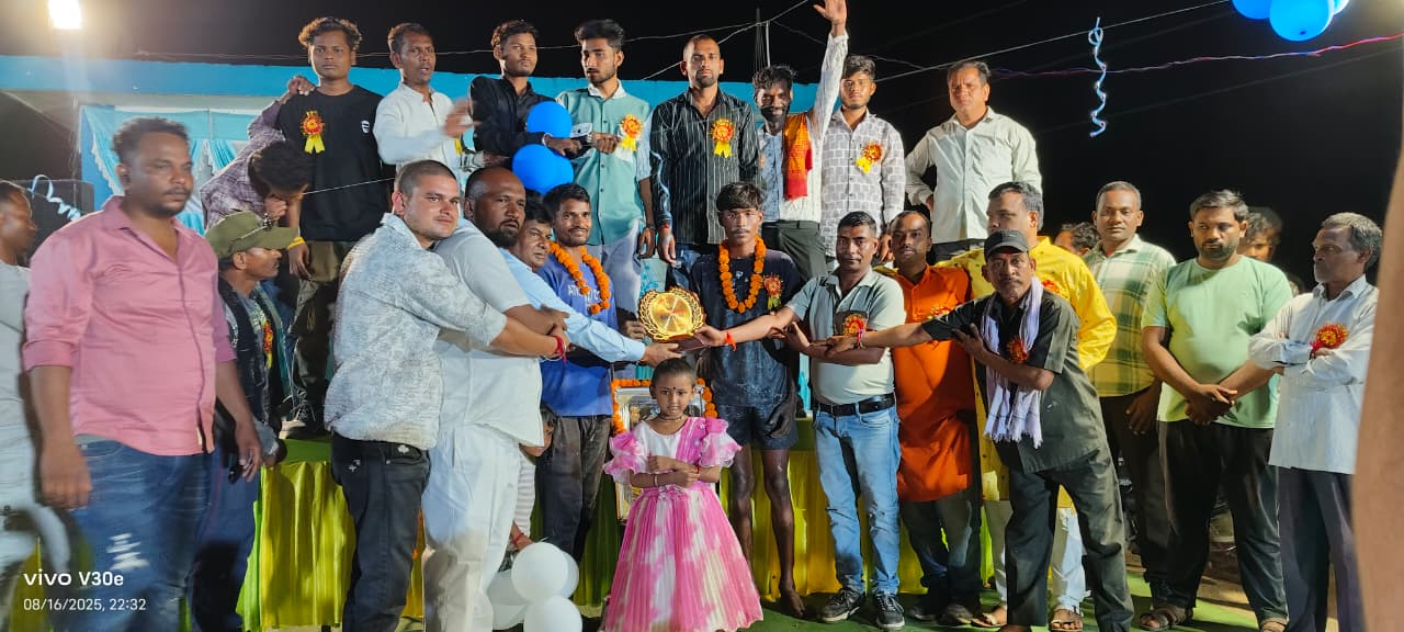 कुचेना में जन्माष्टमी पर मटका फोड़ कार्यक्रम में दिखा उत्साह, बड़ी संख्या में जुटे लोग।