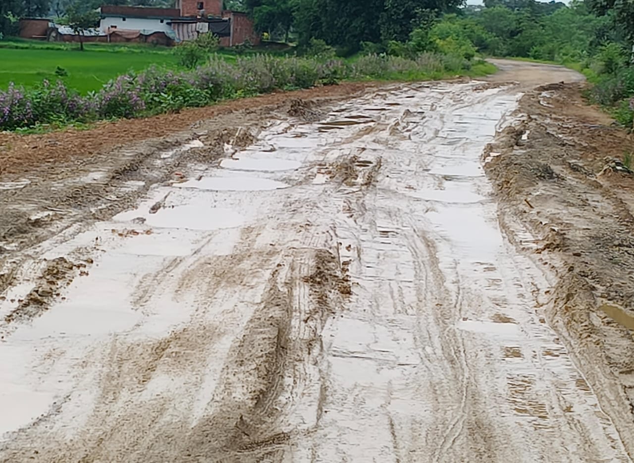 मुड़ापार कोरबी मार्ग हुआ आवागमन बाधित ,लोग हुए हलाकन ,ठेकेदार की घोर लापरवाही – जिला पंचायत उपाध्यक्ष को बच्चो ने सौपी ज्ञापन