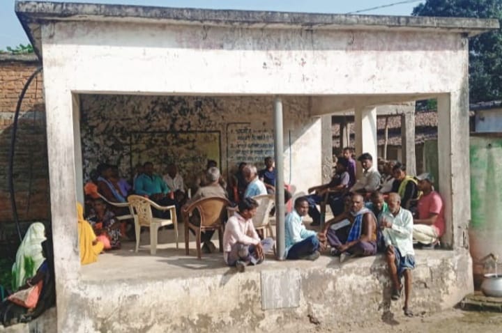 उपेक्षा: खनिज राजस्व सम्पन्न कोरबा जिले के विकास को मुह चिढ़ाता यह तस्वीर…..! इस ग्राम पंचायत के पास नही है खुद का पंचायत भवन, खुले मंच पर लिए जाते है ग्राम विकास योजनाओं के निर्णय