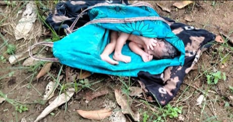 मां की ममता हुई शर्मशार: नवजात शिशु को झोले में भरकर झाड़ियों में फेंका, ग्रामीणों ने डायल 112 के मदद से सरकारी अस्पताल पहुँचाया