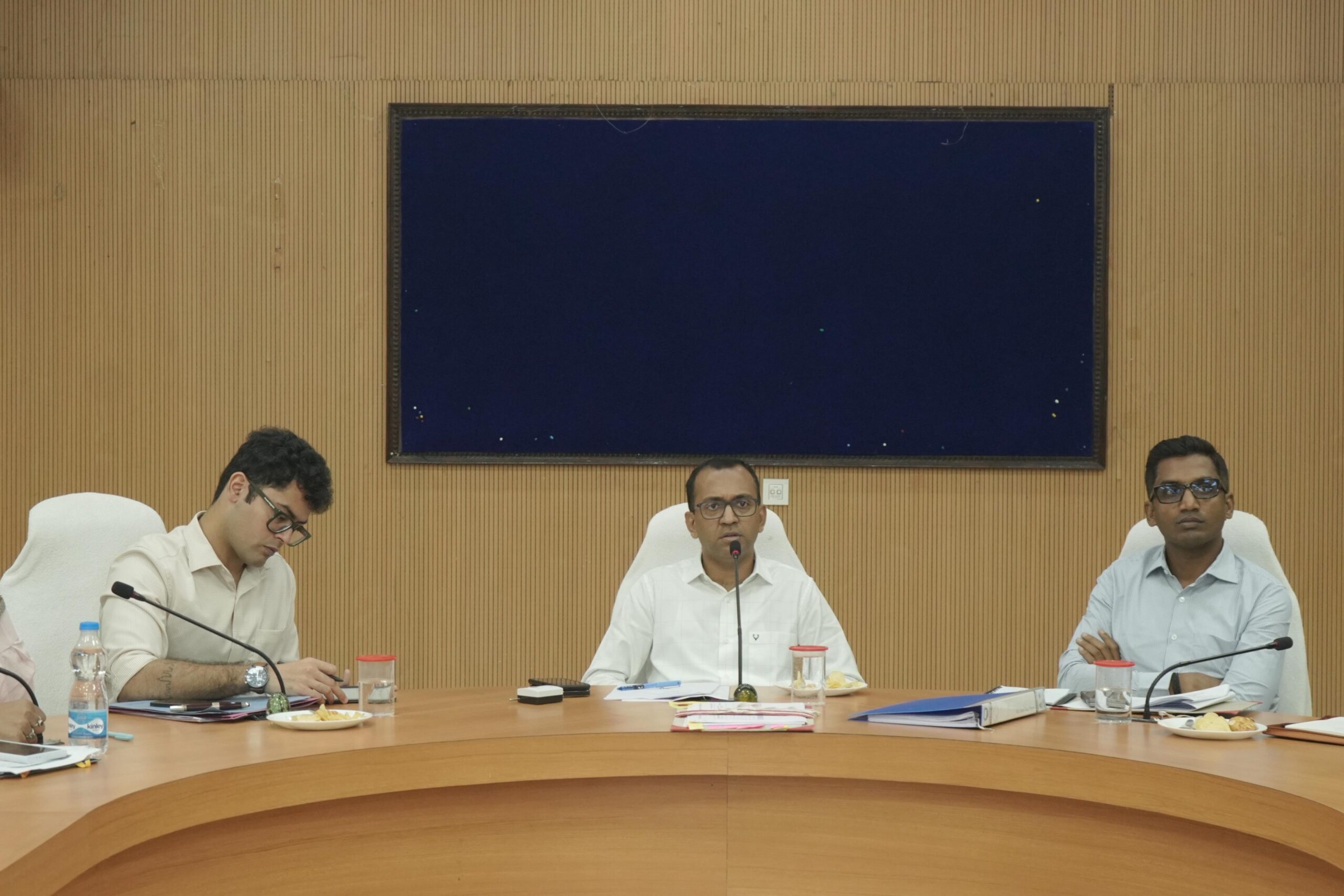 युक्तियुक्त करण के बाद जॉइनिंग नहीं करने वाले शिक्षकों पर कार्यवाही करने के दिए निर्देश । निर्धारित समय पर छात्रों को नास्ता प्रदान नही करने वाले विद्यालयों पर होगी कार्यवाही