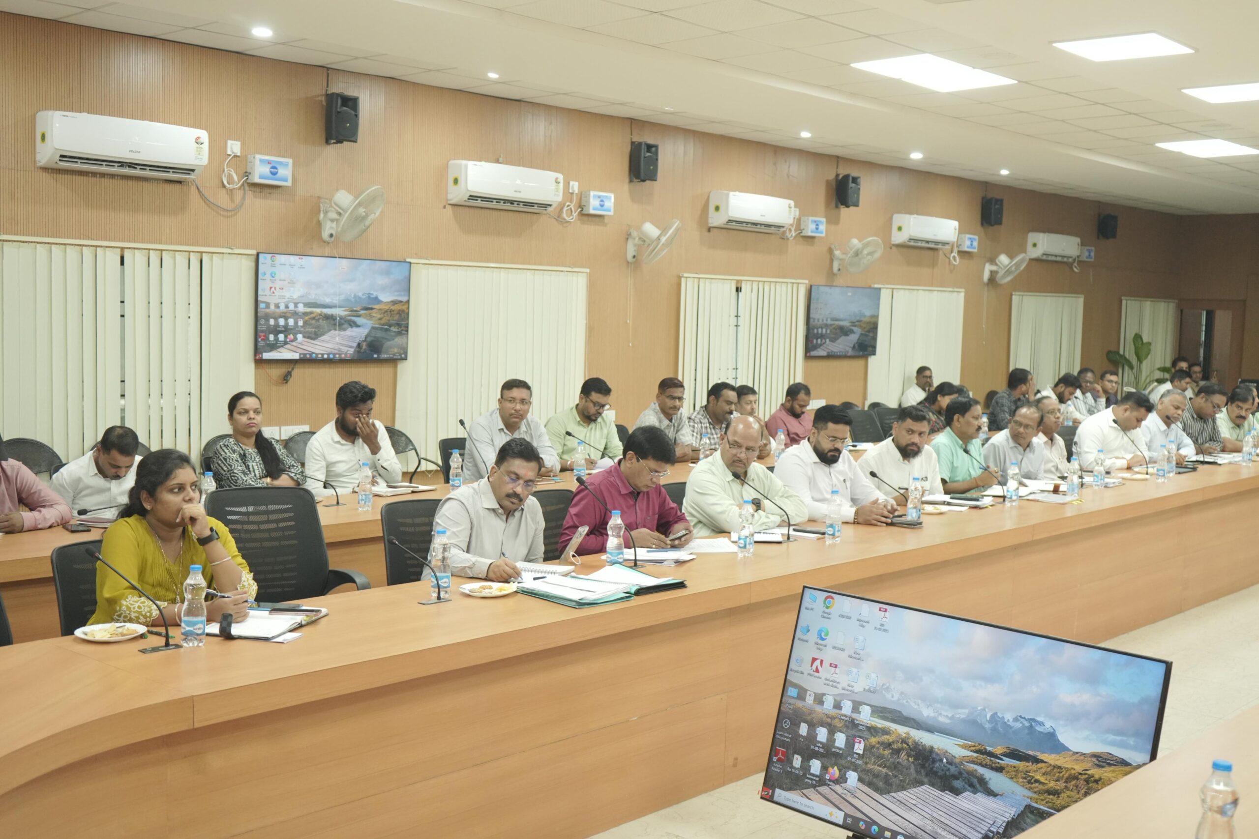 अविवादित नामांतरण के प्रकरणों के निराकरण में प्रगति लाने हेतु सभी तहसीलदारों को किया निर्देशित । 3 वर्ष से अधिक समय से लंबित प्रकरणों को शीघ्रता से निराकृत करने के दिए निर्देश