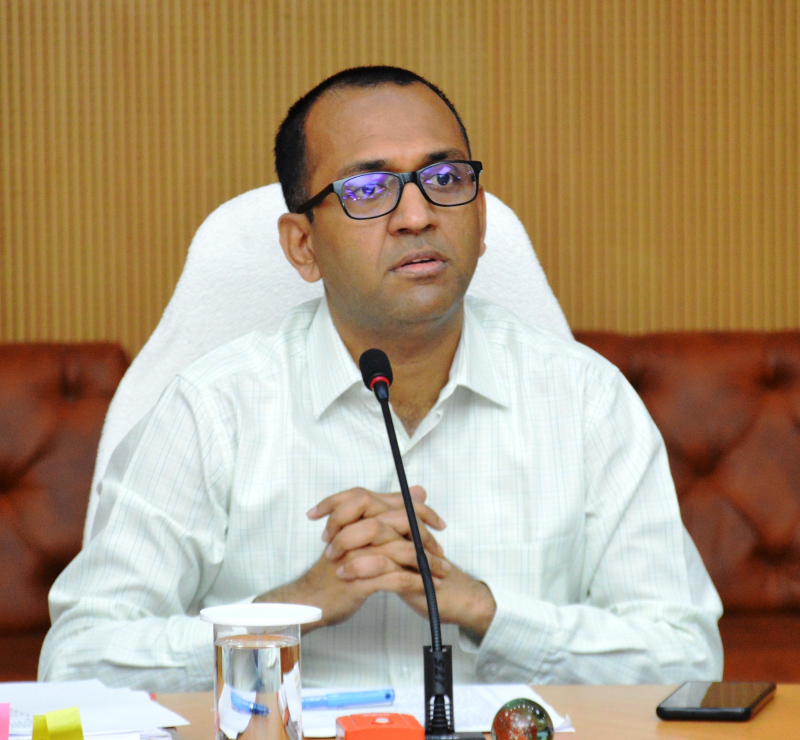 कलेक्टर ने खाद्यान्न वितरण की सुचारू व्यवस्था हेतु  अधिकारियों की ली बैठक । समय पर खाद्यान्न आबंटन एवं भंडारण की व्यवस्था सुनिश्चित करने दिए निर्देश ।&nbsp; खाद्यान्न वितरण में अनियमितता बरतने वाले संचालको पर वसूली कार्यवाही करने हेतु किया निर्देशित