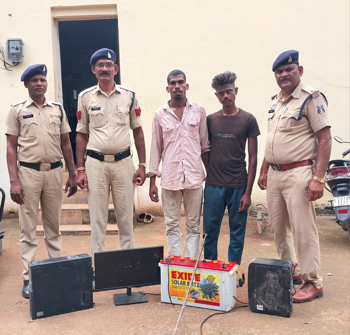 सीपत पुलिस की त्वरित कार्यवाही सेवा सहाकरी समिति मर्यादित ग्राम सोंठी में रात्रि में कम्प्युटर, मानिटर, इनवईटर, बैट्री, चोरी करने वाले आरोपियो को किया गिरफ्तार