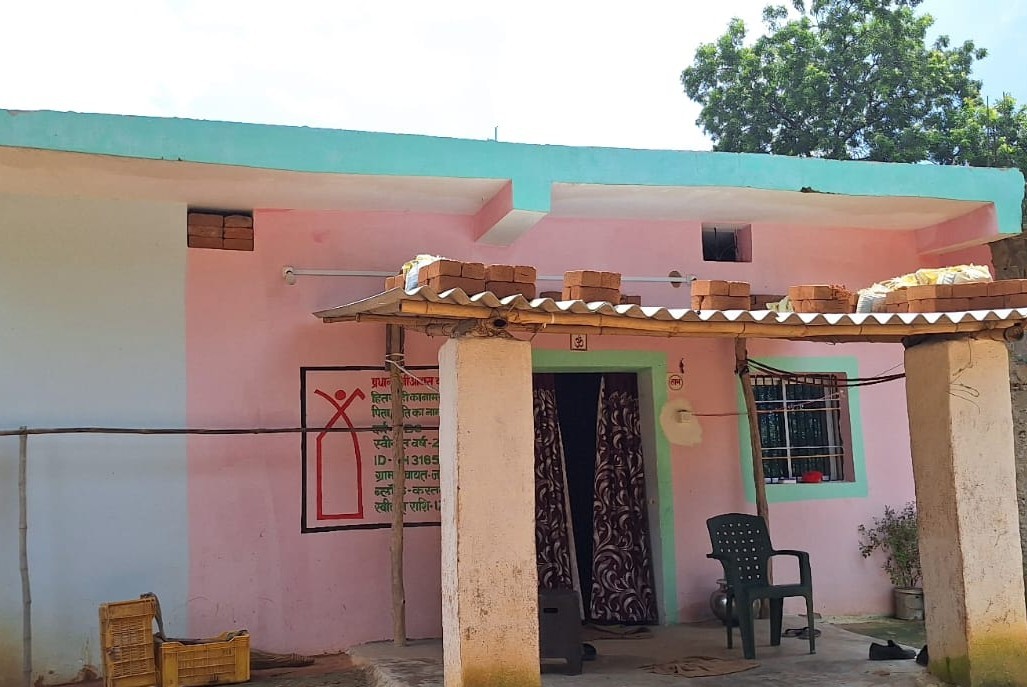 परसराम का बना पक्का मकान, अब बारिश में नहीं होना पड़ता परेशान । पीएम आवास योजना ने कई मुसीबतों से दिया छुटकारा
