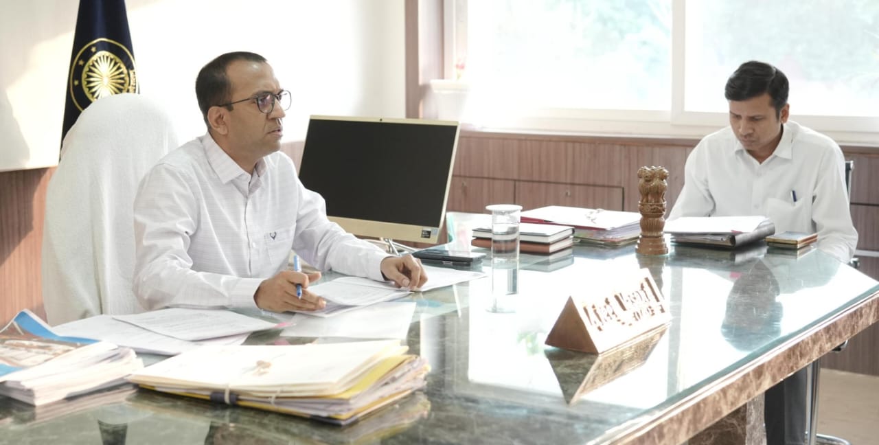 जल जीवन मिशन अंतर्गत पूर्ण कार्यों का करायें सत्यापन : कलेक्टर । कलेक्टर ने ली पीएचई अंतर्गत कार्यों की समीक्षा बैठक ।&nbsp; समूह जल प्रदाय योजना के कार्यों में प्रगति लाने के दिए निर्देश