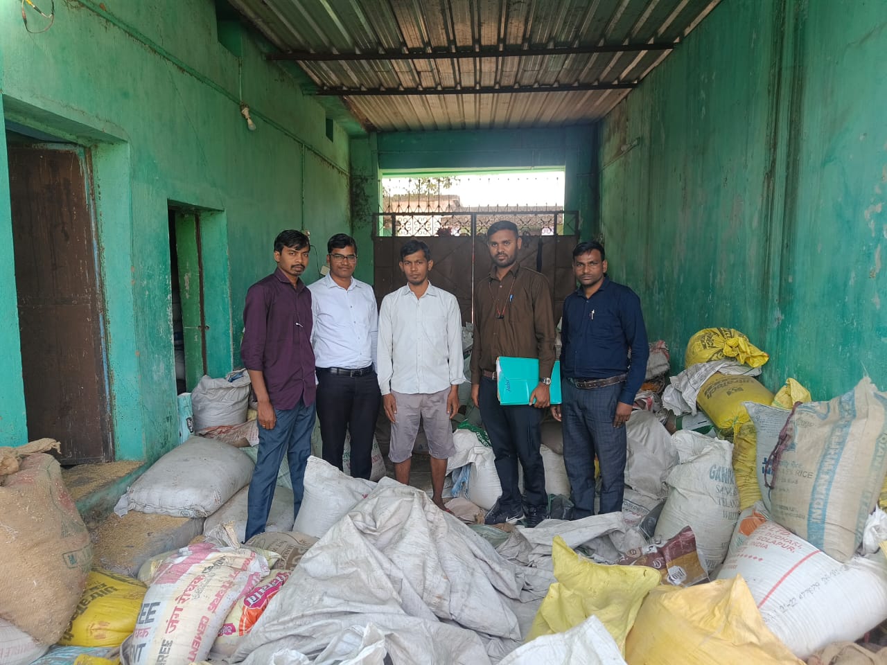 अवैध धान के भंडारण पर खाद्य विभाग की छापेमार कार्यवाही