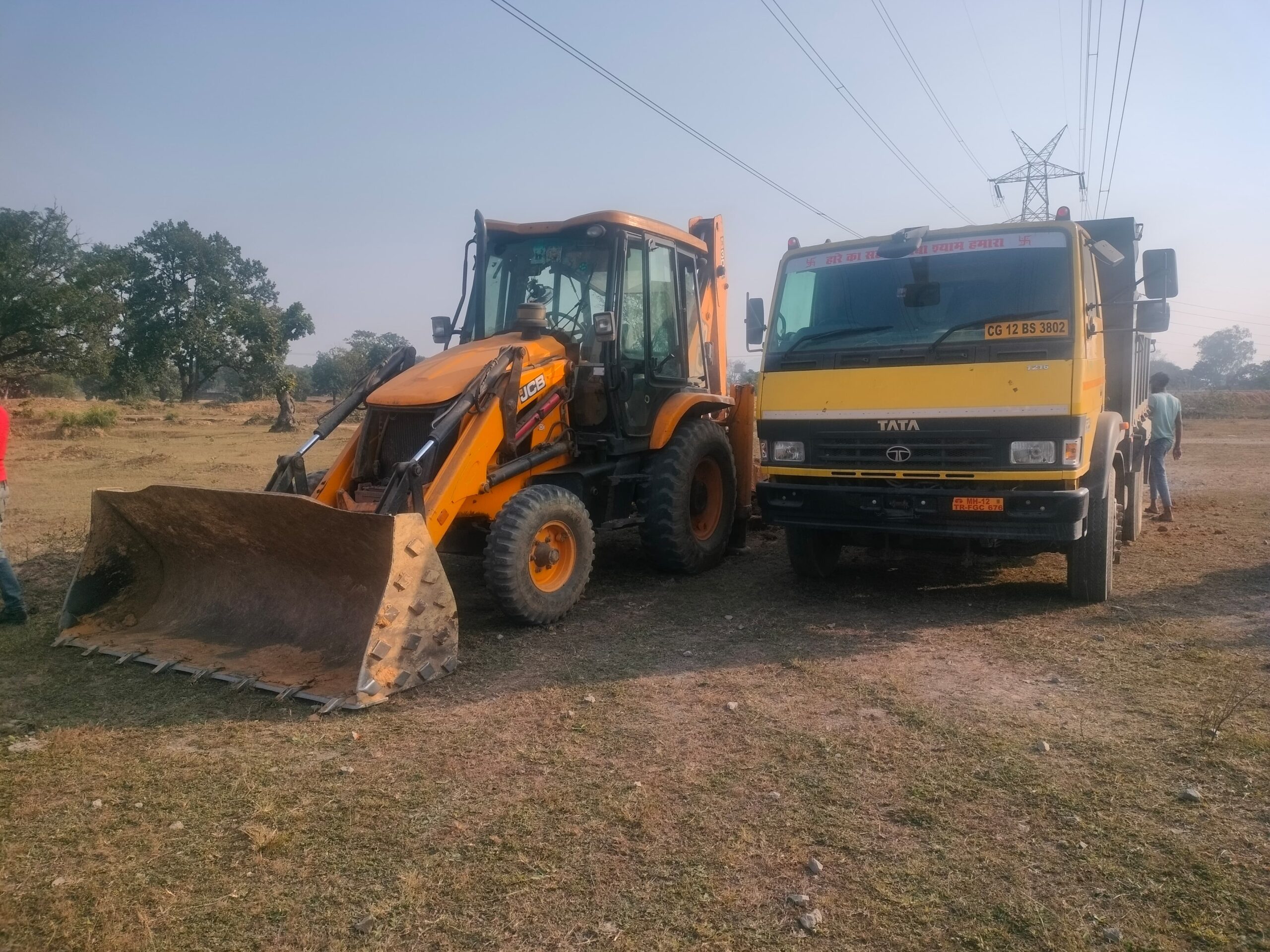 बांधाखार में शासकीय भूमि पर अवैध रूप से मिट्टी पटाई कार्य में लगे जेसीबी व टीपर वाहन की हुई जब्ती