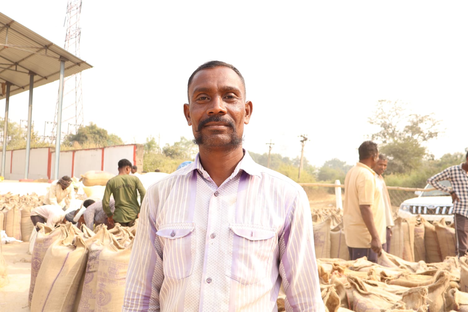 छत्तीसगढ़ शासन की किसान-केन्द्रित नीतियों से धान खरीदी व्यवस्था हुई सुदृढ़ । खेती को मिला भरोसा, किसान हुए निश्चिंत बिना परेशानी धान खरीदी से बढ़ा आत्मविश्वास