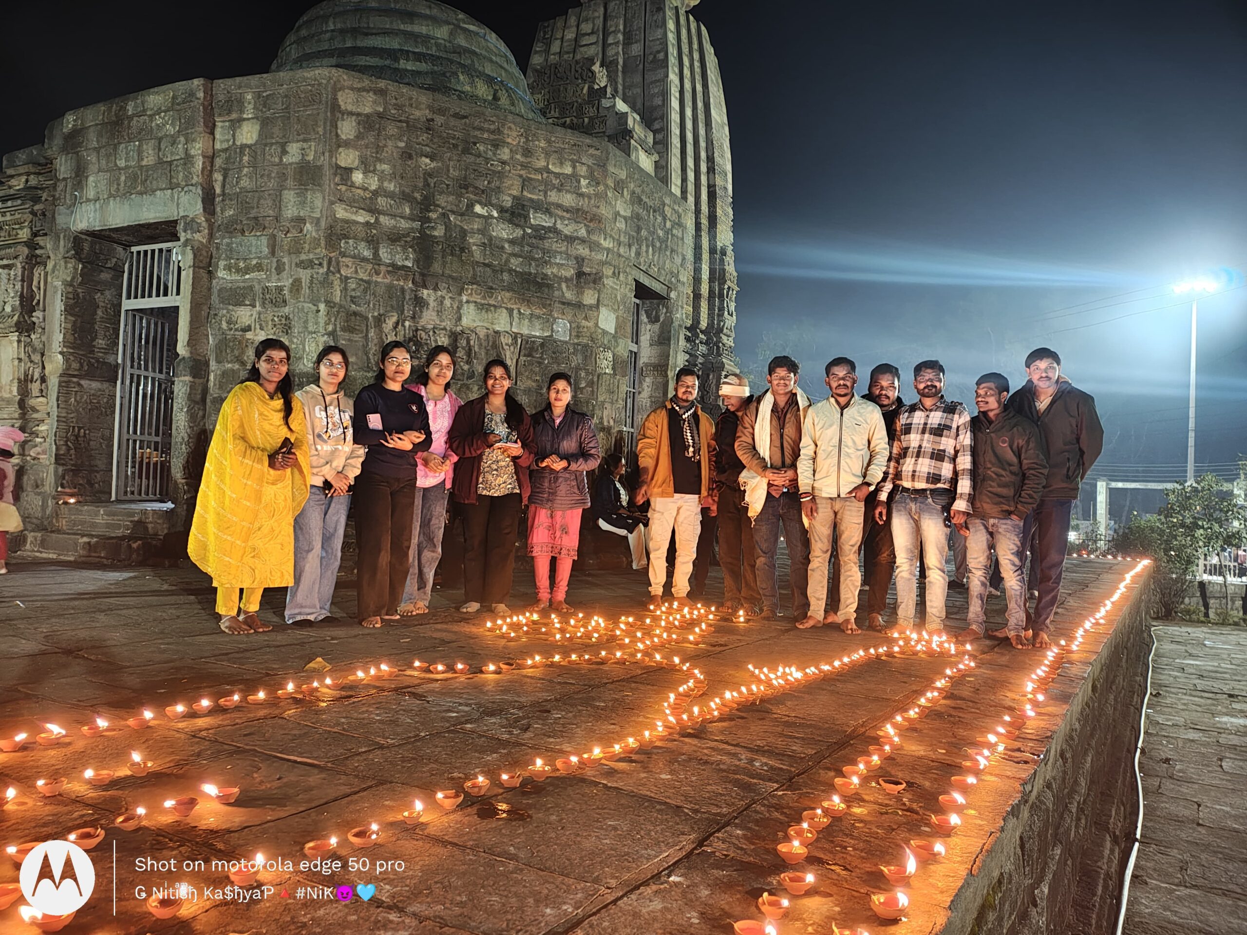 पाली मंदिर में नववर्ष 2026 प्रारंभ होने पर हुआ 2100 दीपों का प्रज्वलन,किया गया प्रसाद वितरण