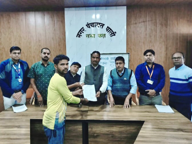 प्रधानमंत्री स्वनिधि योजना : छोटे व्यवसायों की उम्मीदों को मिला पंख, पाली नगर पंचायत में 6 लाभुकों को ऋण सहायता प्रमाणपत्र बांटा गया