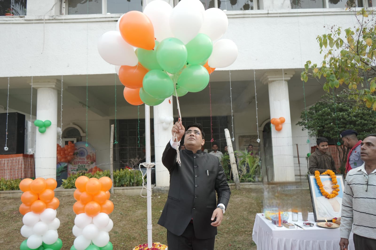 कलेक्टर श्री कुणाल दुदावत ने कलेक्ट्रेट परिसर में किया ध्वजारोहण