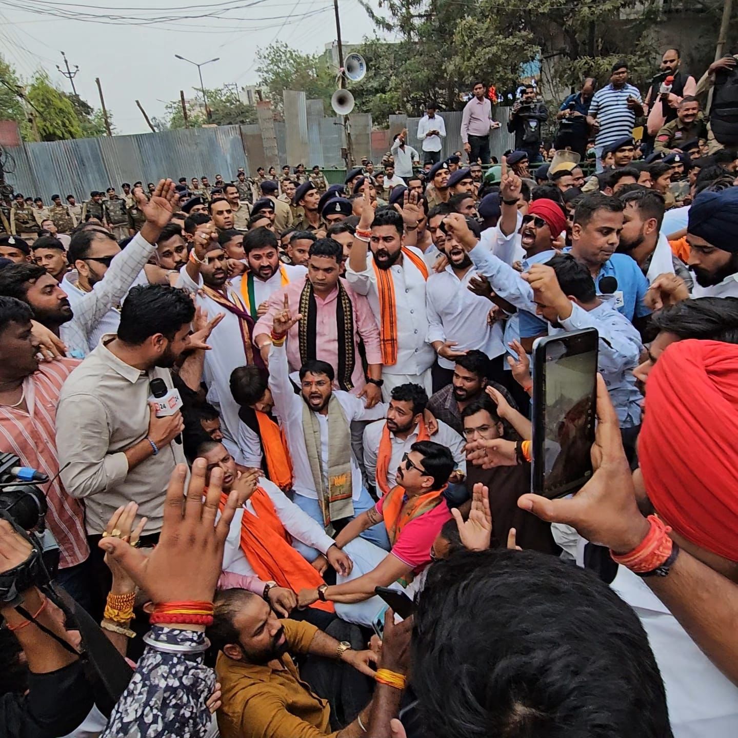 भाजयुमो ने किया कांग्रेस कार्यालय राजीव भवन का घेराव