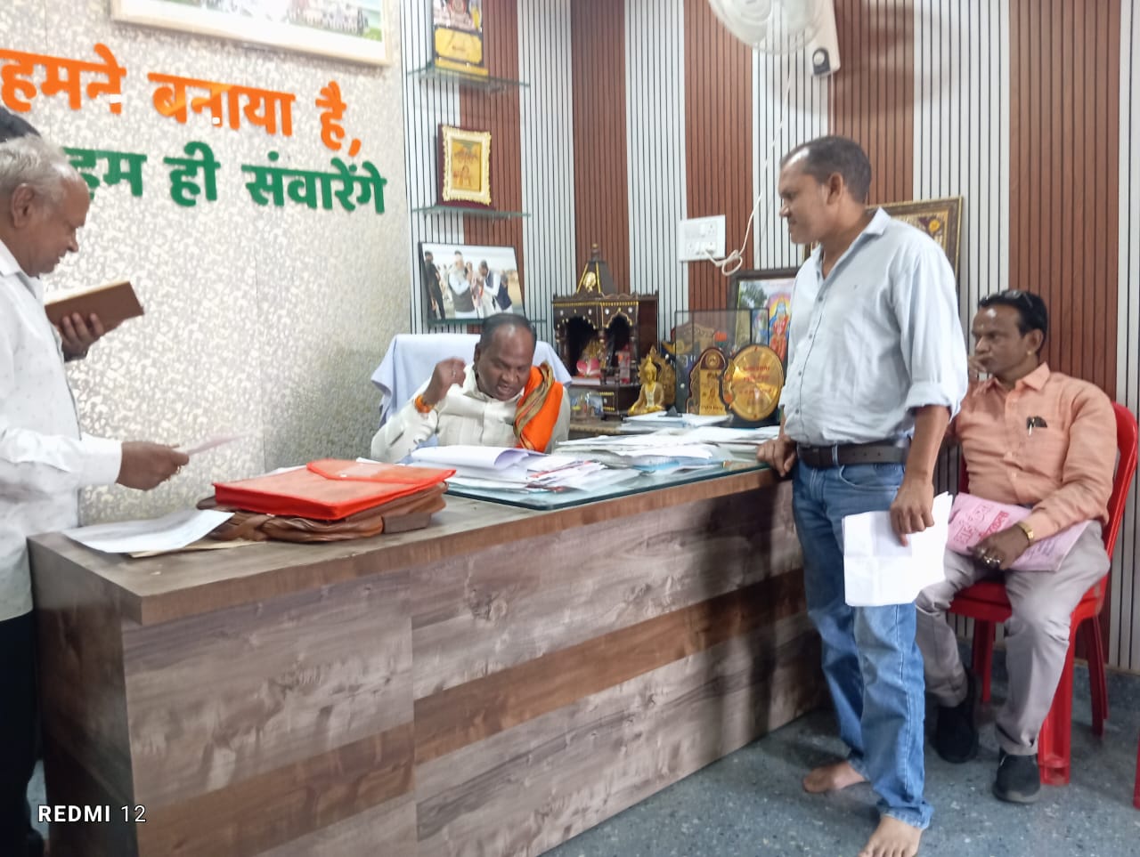 बेटिकरी पंचायत में सड़क और नाली के लिए मचा हाहाकार,विधायक को सौंपा गया ज्ञापन<br>