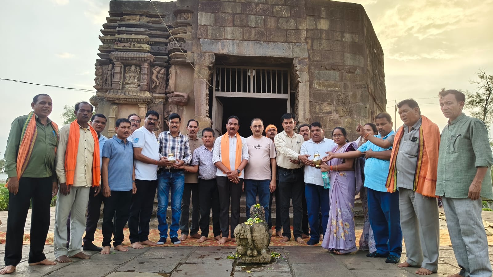 सोमनाथ स्वाभिमान यात्रा:- कोरबा जिले के प्राचीन शिव मंदिर पाली से पवित्र माटी कलश और पवित्र जल कलश लेकर सोमनाथ रवाना हुआ 20 सदस्यों का दल