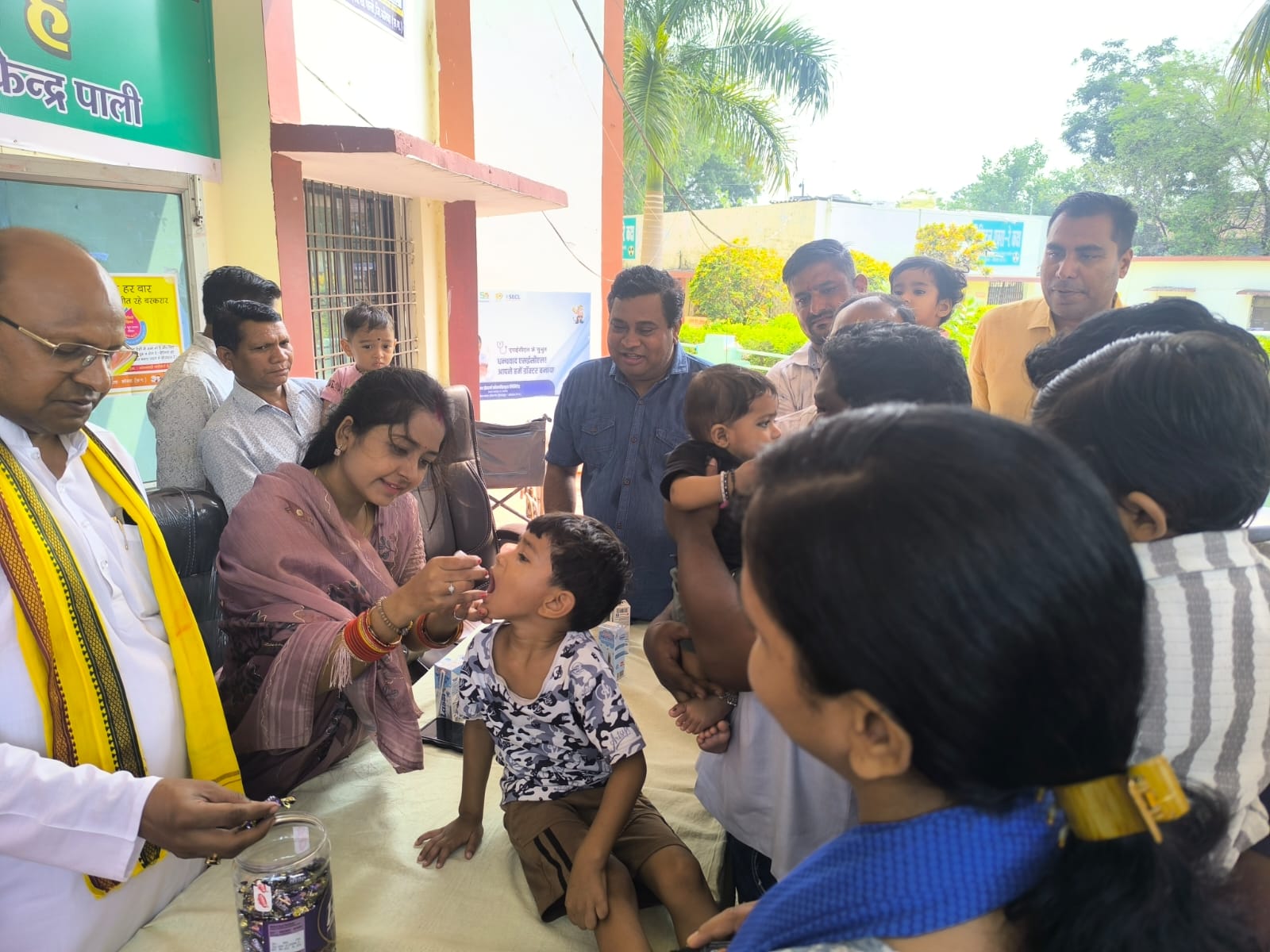 पाली क्षेत्र के सामुदायिक स्वास्थ्य केंद्रों सहित विभिन्न बूथों में 0 से 5 वर्ष तक के बच्चों को पिलाई गई पोलियो की दवा