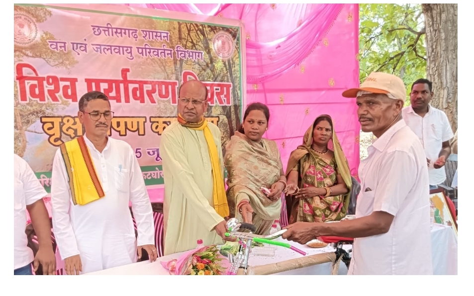 विश्व पर्यावरण दिवस पर गूंजा हरियाली का संदेश,धौराभाठा जलाशय के समीप किया गया वृक्षारोपण