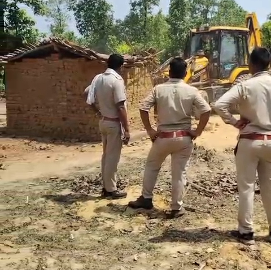 प्रशासन का चला बुलडोजर, वन भूमि पर अवैध कब्जों पर बड़ी कार्रवाई