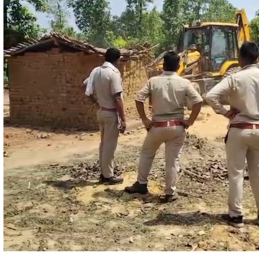 प्रशासन का चला बुलडोजर, वन भूमि पर अवैध कब्जों पर बड़ी कार्रवाई