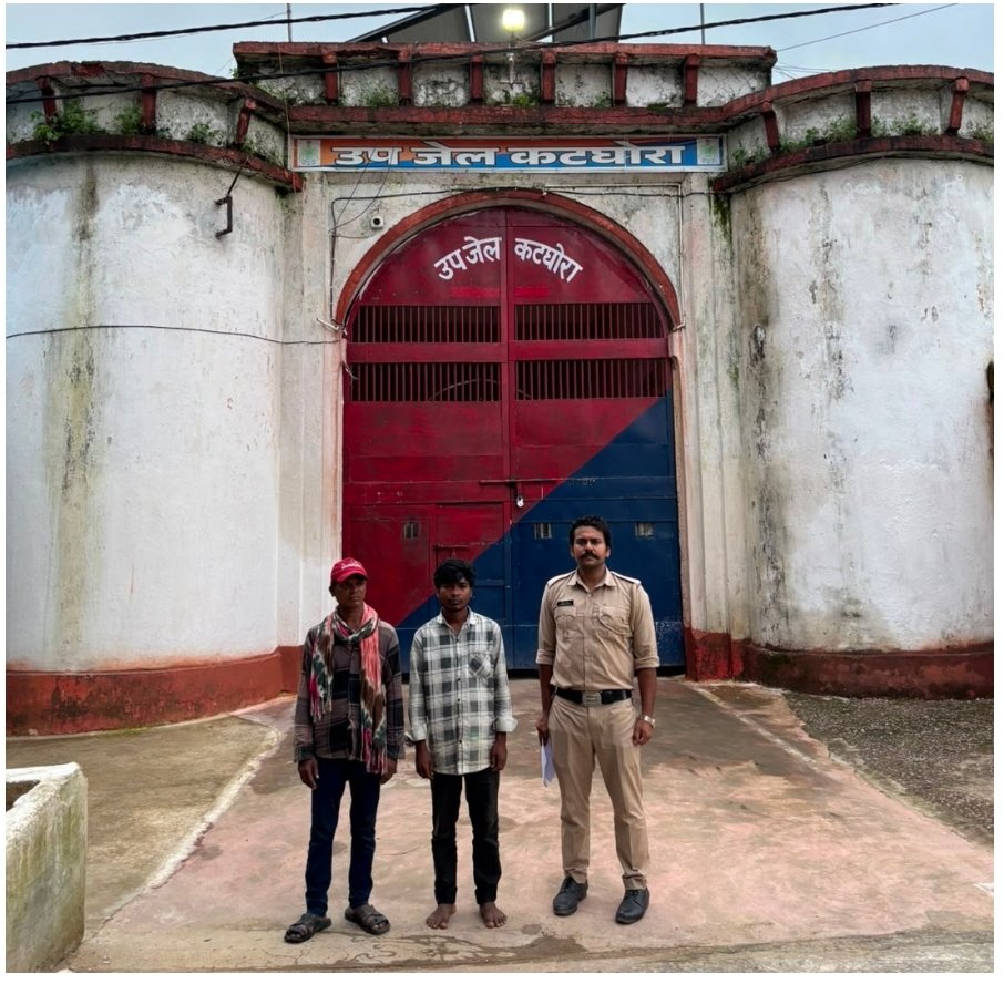 डूमर कछार में अवैध महुआ शराब पर आबकारी विभाग का छापा, 29 लीटर शराब और 30 किलो लाहन जब्त, दो गिरफ्तार