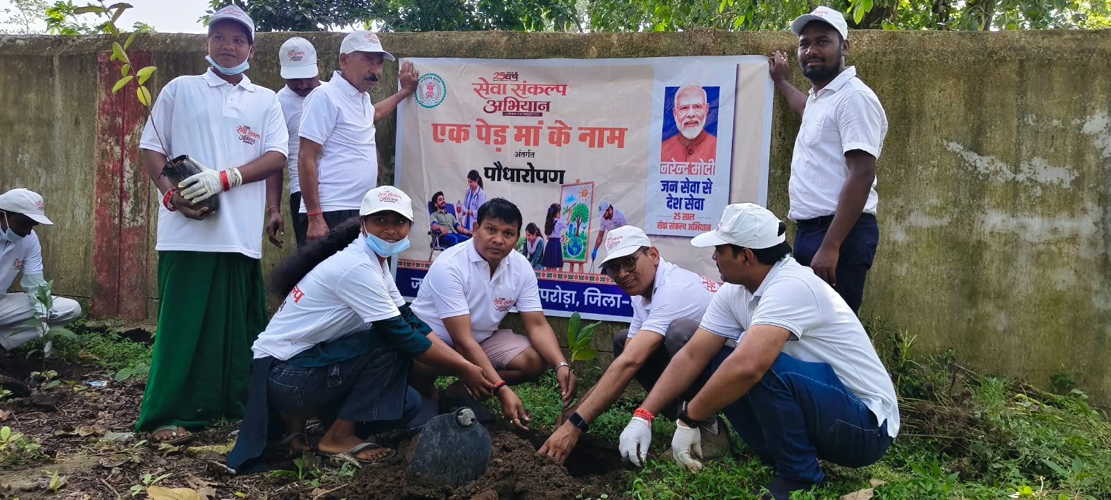 गांधी जयंती पर ग्राम तुमान में ‘सेवा संकल्प अभियान’ के अंतर्गत स्वच्छता एवं वृक्षारोपण कार्यक्रम आयोजित
