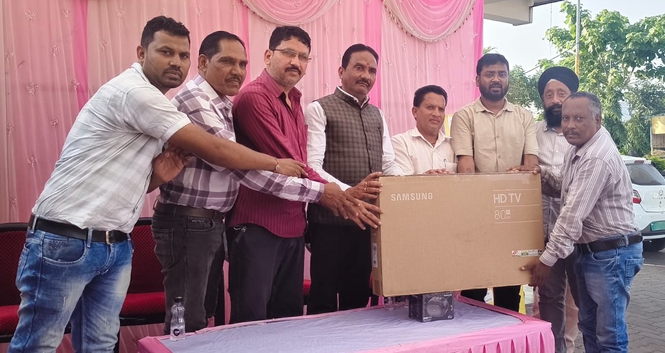 आर बी फ्यूलस से पेट्रोल भरवाने पर मिला स्मार्ट टीवी*